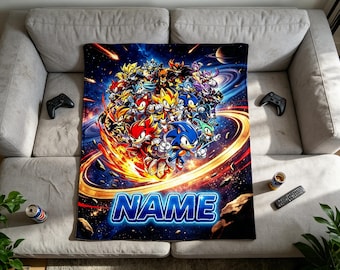 Könnte beinhalten: Eine rechteckige Fleecedecke mit einer dynamischen Weltraumgrafik verschiedener Sonic the Hedgehog-Charaktere in Action-Posen, umgeben von goldenen Ringen und Sternen, mit dem Wort NAME in fetten blauen Buchstaben am unteren Rand.