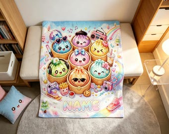 Könnte beinhalten: Eine weiche Decke mit einer farbenfrohen, verspielten Illustration von sieben niedlichen, anthropomorphen Teigtaschen in Bambusdämpfern, umgeben von Symbolen wie einer Discokugel, einem Ghettoblaster, einer Kamera und dem Wort NAME.