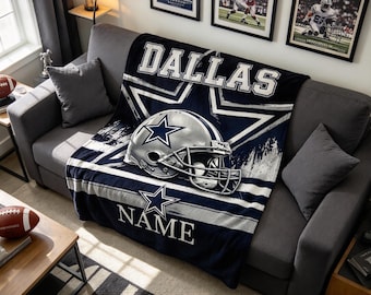 Könnte beinhalten: Eine marineblaue und silberne Fleecedecke mit einer großen Grafik eines Dallas Cowboys Footballhelms, einem Stern-Logo, dem Wort DALLAS in fetter weißer Schrift oben und dem Wort NAME in weißem Text am unteren Rand.