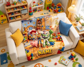 Könnte beinhalten: Eine weiche Fleecedecke mit einem farbenfrohen Grafikdruck der Toy Story-Figuren, darunter Woody, Buzz Lightyear, Jessie, Rex, Hamm und ein Alien. Das Design enthält unten ein auffälliges gelbes Textfeld mit dem Wort NAME.