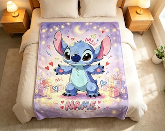 Könnte beinhalten: Eine weiche, violette Fleecedecke mit einer zentralen Illustration der blauen Figur Stitch mit großen Ohren, umgeben von bunten Geschenkboxen, Herzen und einer Mondsichel. Das Wort NAME ist in großen, fetten, rosa und blauen Buchstaben gedruckt.