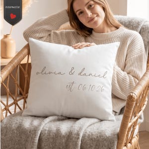 Coussin personnalisé avec noms en écriture cursive, coussin décoratif avec date de mariage personnalisée, style champêtre chic et doux