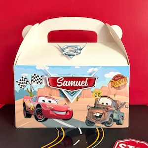 Rennwagen-Giebelbox | Personalisierte Gastgeschenke für Kindergeburtstage | Individuell gestaltete Geschenkbox für Roadtrips