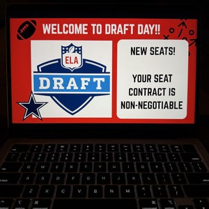 Może przedstawiać: Ekran laptopa z czerwonym tłem, napisem WELCOME TO DRAFT DAY!!, niebiesko-białym logo tarczy z napisem ELA DRAFT, granatową gwiazdą oraz białym polem z napisem NEW SEATS! YOUR SEAT CONTRACT IS NON-NEGOTIABLE.
