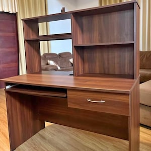 Massief houten bureau met boekenplank en opberglade, modern computerbureau, thuiskantoor, directiekantoor, minimalistisch houten bureau