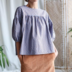Bluzka z obniżonymi ramionami LIA w kratkę seersucker w kolorze niebieskim • OFFON CLOTHING