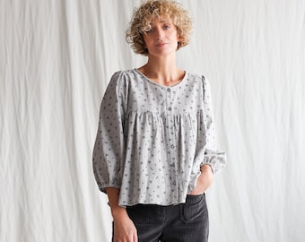 Blusa floral com mangas bufantes em algodão de gaze dupla.