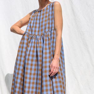 Vestido camisero sin mangas con estampado de cuadros de lino Blue Bonnet exclusivo • OFFON CLOTHING