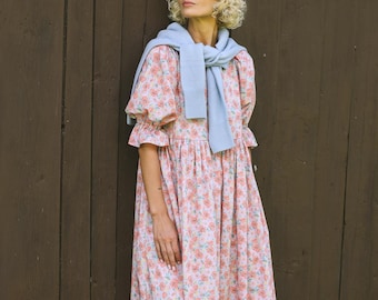Kleid aus seidigem Tana Lawn-Baumwollstoff mit Blumenmuster und Puffärmeln von NINA • OFFON CLOTHING