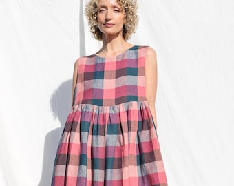 Mouwloze aangerimpelde jurk van veelkleurige linnen ruiten • OFFON CLOTHING