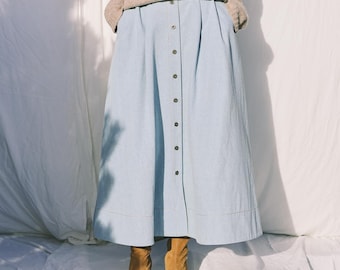 Denim A-lijn rok met plooien aan de voorkant in gebleekt lichtblauw • OFFON CLOTHING