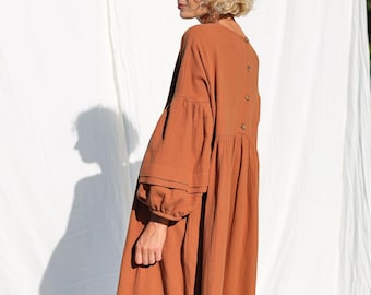 Oversized-Kleid aus karamellfarbenem Doppelgaze mit Faltendetails - OFFON CLOTHING