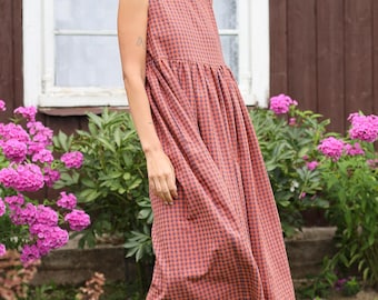 Ärmelloses Kittelkleid aus Seersucker mit Karamellkaromuster • OFFON CLOTHING