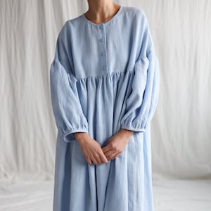 Robe bleu ciel en lin surdimensionnée à manches volumineuses GRETA OFFON CLOTHING image 3