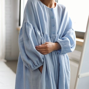 Hemelsblauwe linnen oversized jurk met volumineuze mouwen GRETA • OFFON CLOTHING