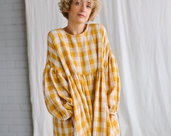 Oversized jurk van dubbel gaas met mosterdruitjes GRETA • OFFON KLEDING