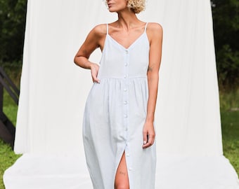 Kleid aus doppellagigem Baumwollgewebe mit verstellbaren Trägern in der Farbe Country Air Blue • OFFON Clothing