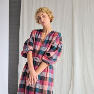 Linen V-neck puffy sleeve dress in checks OFFON CLOTHING image 2