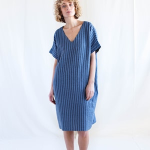 V-neck linen dress in stripes / OFFON CLOTHING