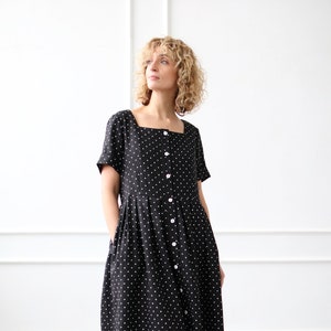 Robe en lin à pois : manches courtes boutonnées à la main