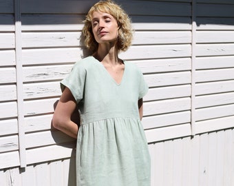 V-neck linen dress in sage green/OFFON CLOTHING