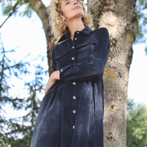 Peut inclure: Une robe chemise en velours côtelé bleu marine foncé dotée d'un col classique, d'une fermeture boutonnée sur toute la longueur avec des boutons métalliques, de manches longues à poignets boutonnés et de deux poches poitrine à rabat.