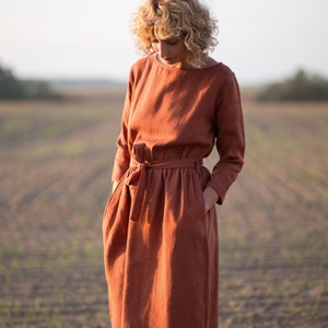 Linen midi dress in redwood Linen dress with a tie belt / OFFON CLOTHING image 3