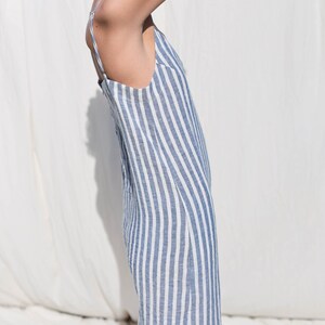 Puede incluir: Un vestido de lino a rayas azules y blancas con tirantes finos.