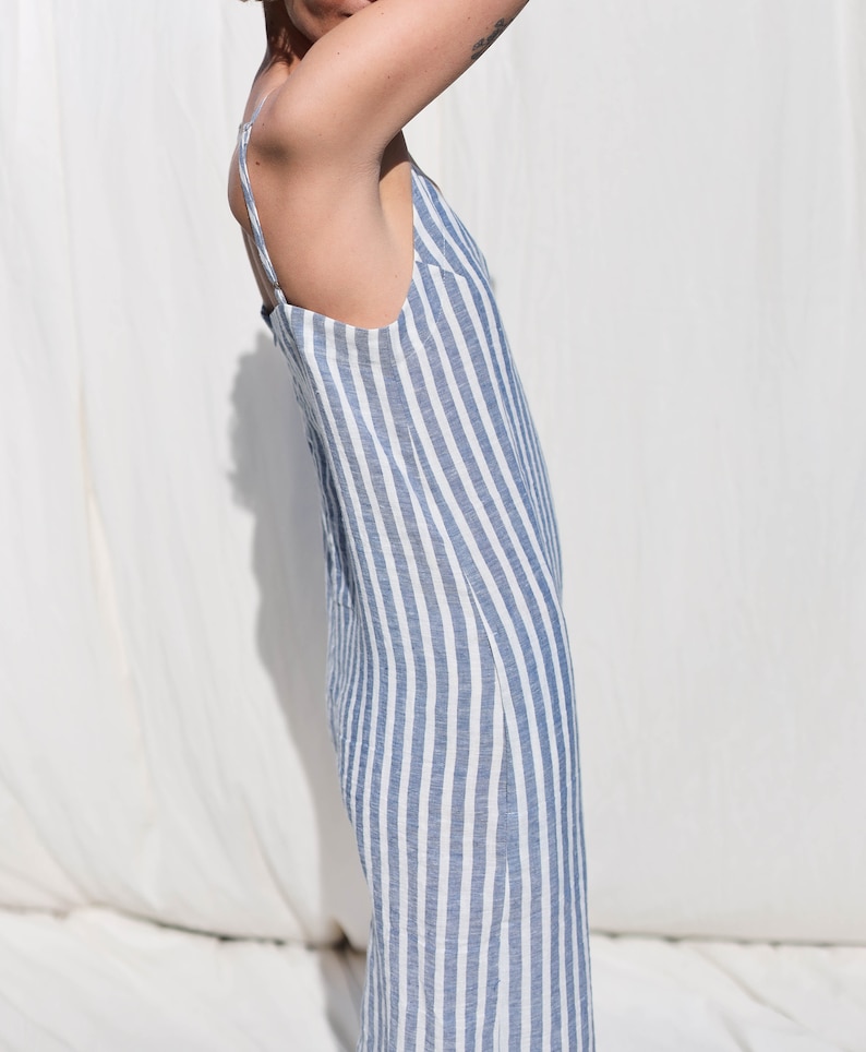 Puede incluir: Un vestido de lino a rayas azules y blancas con tirantes finos.