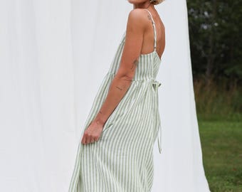 Leinenkleid mit verstellbaren Trägern und blattgrünen Streifen • OFFON Clothing