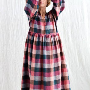 Linen V-neck puffy sleeve dress in checks OFFON CLOTHING image 4