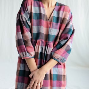 Linen V-neck puffy sleeve dress in checks OFFON CLOTHING image 8