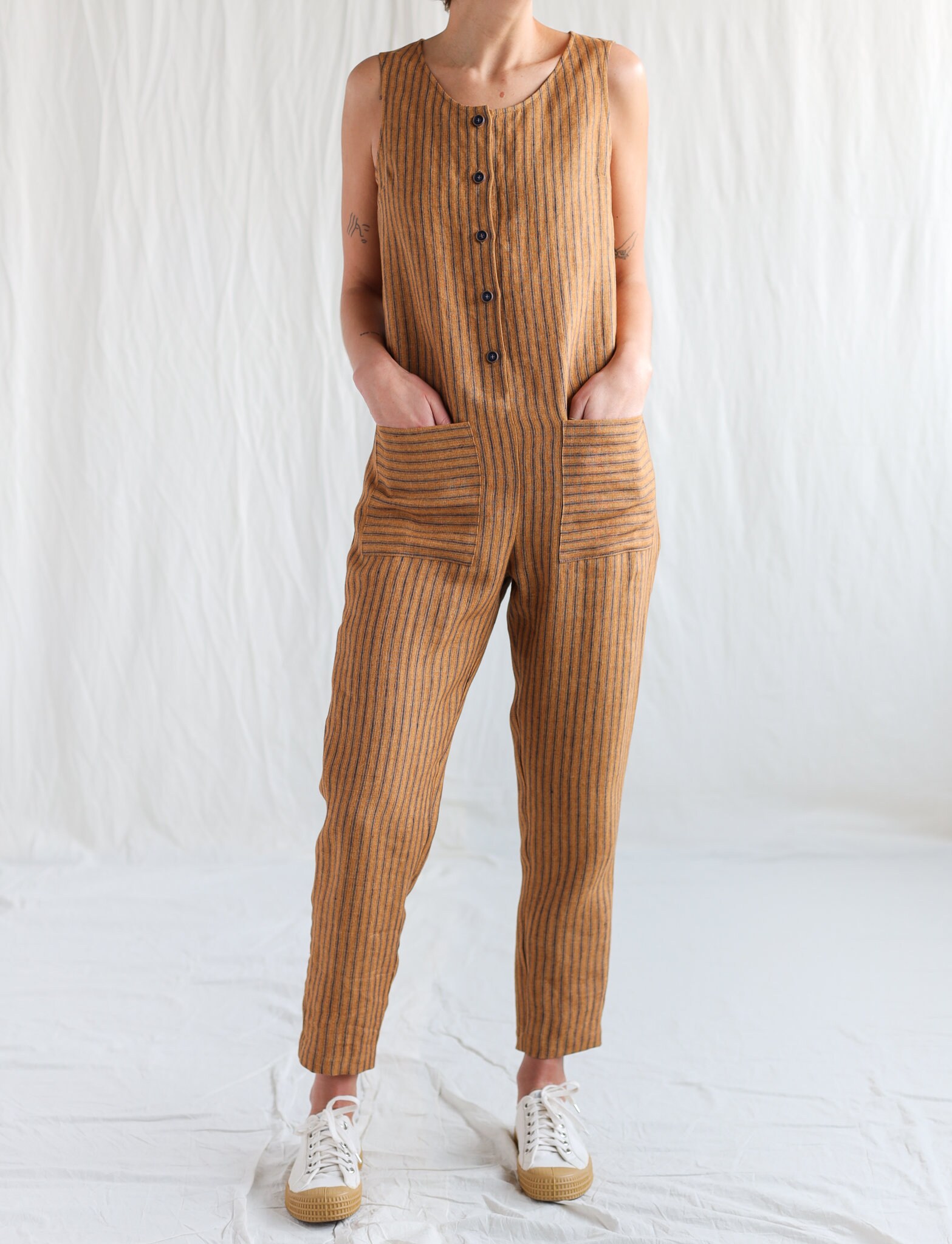 すぐに発送可能：ノースリーブのストライプ柄リネンジャンプスーツ