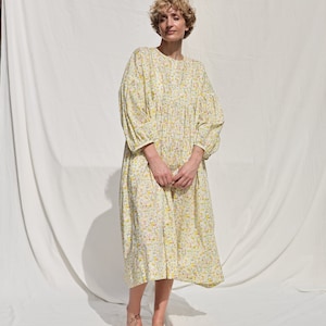 Robe oversize en coton soyeux à imprimé floral et manches volumineuses GRETA OFFON CLOTHING image 2