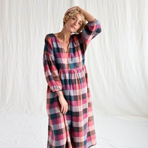 Linen V-neck puffy sleeve dress in checks OFFON CLOTHING image 1