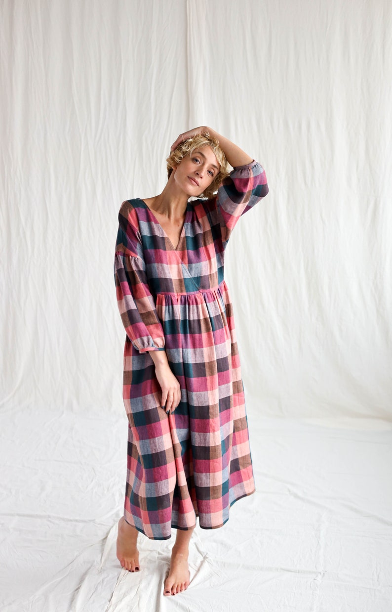 Linen V-neck puffy sleeve dress in checks OFFON CLOTHING image 1