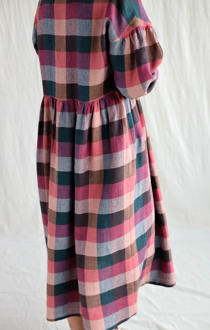 Linen V-neck puffy sleeve dress in checks OFFON CLOTHING image 3