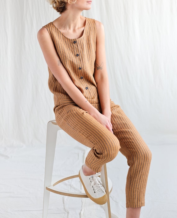 すぐに発送可能：ノースリーブのストライプ柄リネンジャンプスーツ