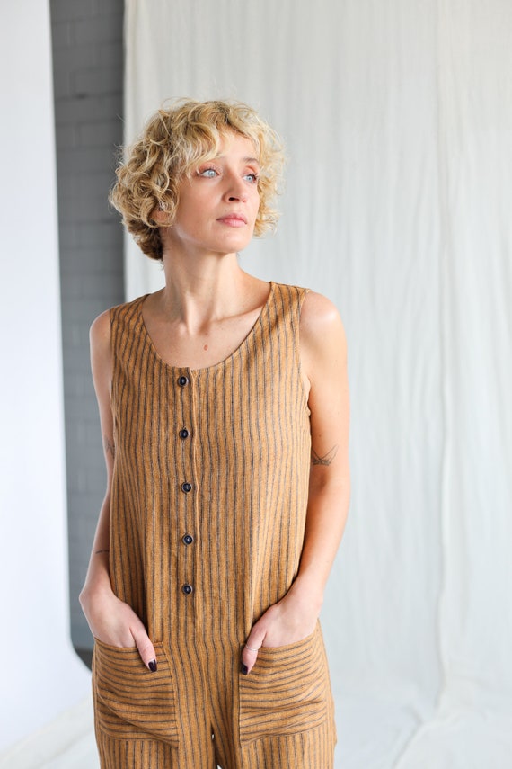 すぐに発送可能：ノースリーブのストライプ柄リネンジャンプスーツ