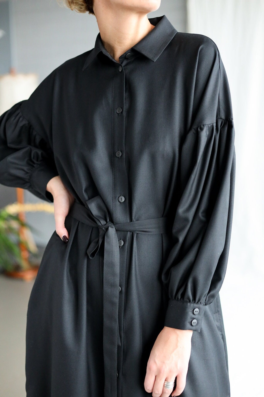 Zwarte wollen overhemdjurk met verlaagde pofmouwen • OFFON