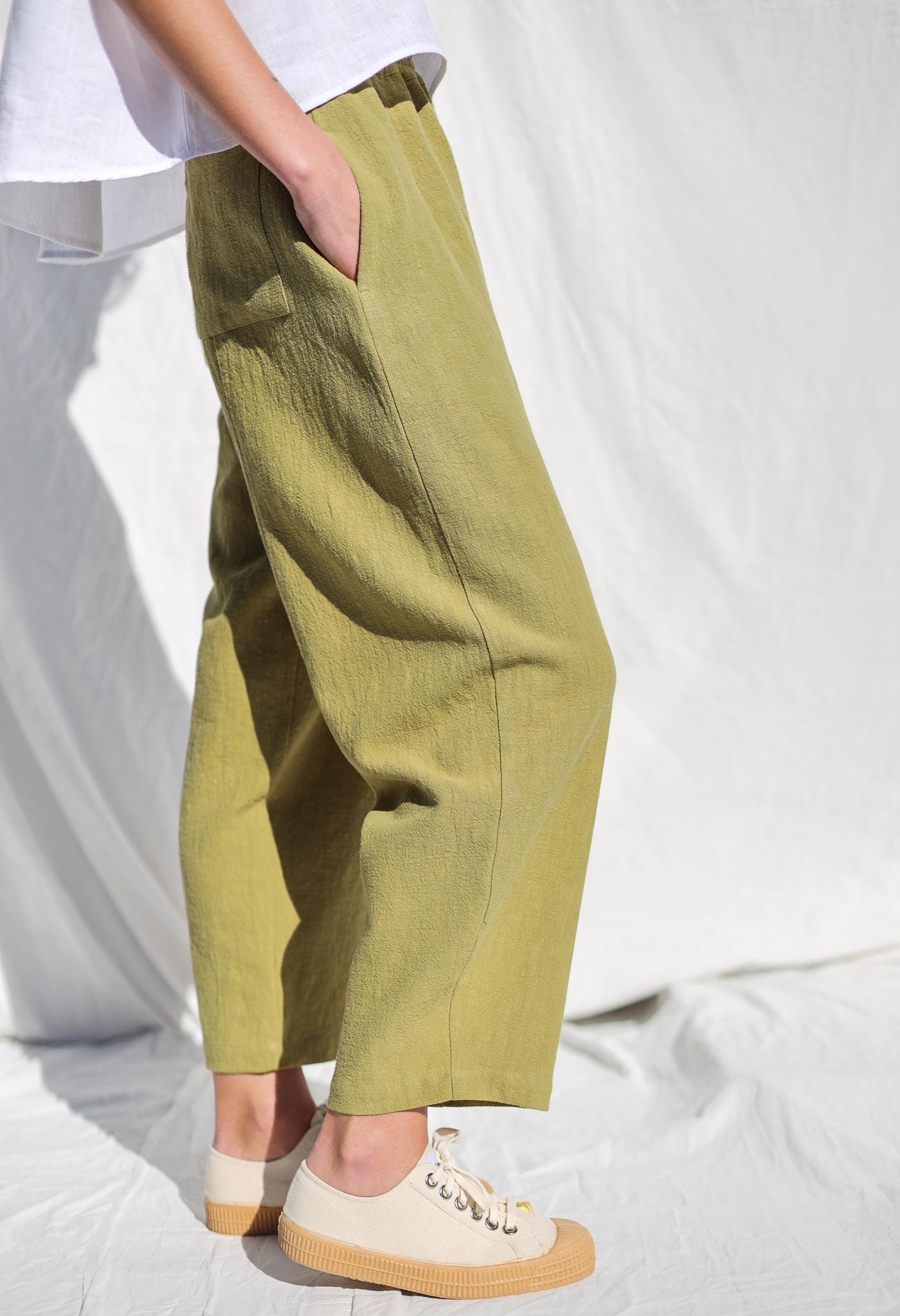 Heavy linen ballooned cropped trousers VIVIAN in pear color • OFFON Clothing