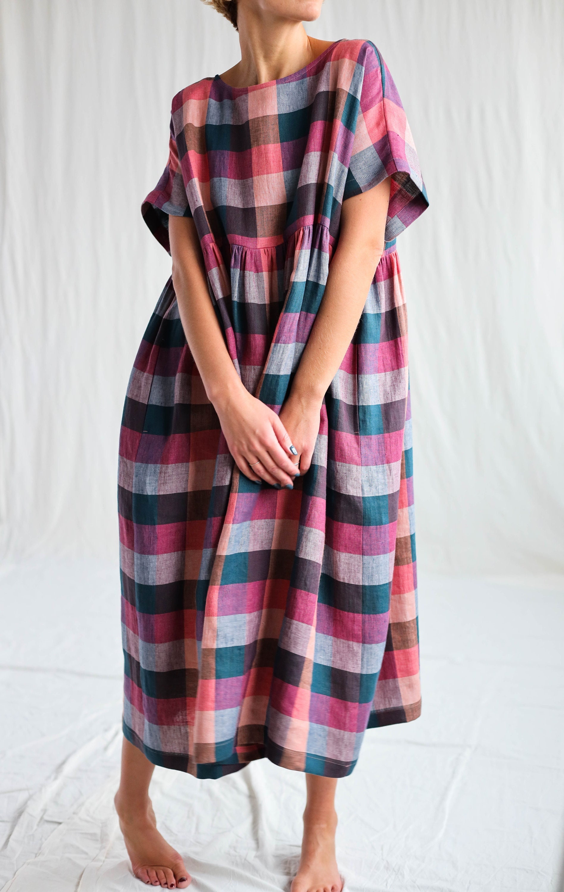 Vestido de maternidade oversize em linho xadrez SILVINA • OFFON CLOTHING