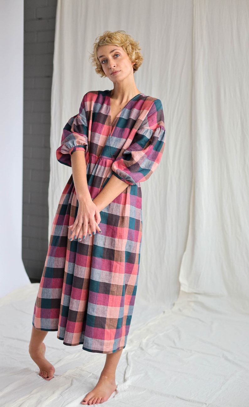 Linen V-neck puffy sleeve dress in checks OFFON CLOTHING image 2