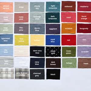 Puede incluir: Una carta de colores de muestras de tela con nombres para cada color, incluyendo casi albaricoque, beige, cielo nublado, turquesa claro, madera roja, frambuesa, rosa polvoriento, rosa oxidado, menta melange, turquesa oscuro, coral, naranja quemado, verde salvia, gris lila, azul denim, berenjena, mostaza, burdeos, azul acero claro, amarillo lima, amarillo, azul real, rojo, lila, azul cielo, marfil, azul marino oscuro, puntos negros, verde musgo, lavanda, gris claro, azul marino, marr&oacute;n oscuro, follaje, avellana, cuadros blancos y beige, cuadros grises y beige, gris carb&oacute;n y negro.