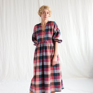 Linen V-neck puffy sleeve dress in checks OFFON CLOTHING image 6