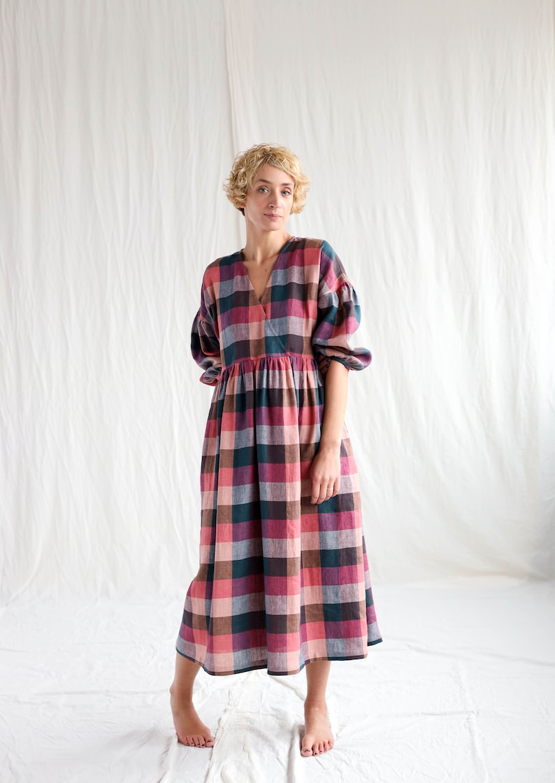 Linen V-neck puffy sleeve dress in checks OFFON CLOTHING image 6