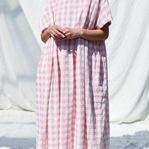 Robe oversize rose à carreaux en seersucker SILVINA OFFON CLOTHING image 3