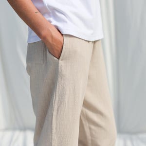Puede incluir: Pantal&oacute;n de lino beige con un bolsillo delantero. El pantal&oacute;n es holgado y tiene una silueta relajada.