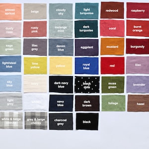 Puede incluir: Una carta de colores de muestras de tela con nombres para cada color, incluyendo casi albaricoque, beige, cielo nublado, turquesa claro, madera roja, frambuesa, rosa polvoriento, rosa oxidado, menta melange, turquesa oscuro, coral, naranja quemado, verde salvia, gris lila, azul denim, berenjena, mostaza, burdeos, azul acero claro, amarillo lima, amarillo, azul real, rojo, lila, azul cielo, marfil, azul marino oscuro, puntos negros, verde musgo, lavanda, gris claro, azul marino, marr&oacute;n oscuro, follaje, avellana, cuadros blancos y beige, cuadros grises y beige, gris carb&oacute;n y negro.