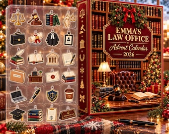 Może przedstawiać: Prostokątny kalendarz adwentowy zatytułowany Emma's Law Office Advent Calendar 2026, przedstawiający bibliotekę z biurkiem, młotkiem sędziowskim i książkami. Obok znajduje się przezroczysta plastikowa tacka z dwudziestoma czterema ozdobami.